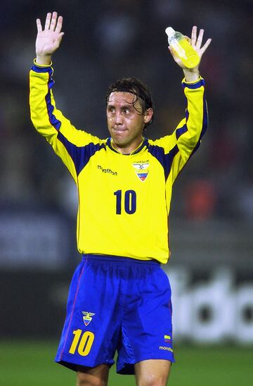 Exjugador ecuatoriano que destacó en su selección y en el fútbol mexicano, vistiendo las camisetas de Necaxa y Cruz Azul.