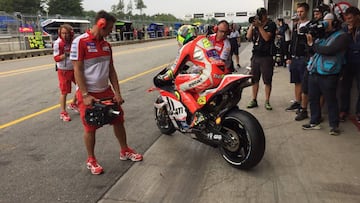 Iannone saliendo de boxes con la Ducati.