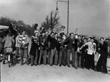 26 de Marzo de 1949, un grupo de seguidores del Portsmouth FC viendo la regata antes de ir al partido.