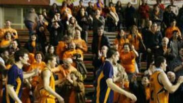 <b>ALEGRÍA. </b>El Fuenlabrada celebró el triunfo con su afición.