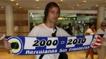 <b>FELIZ. </b>Matías Fritzler, ayer, nada más aterrizar en el aeropuerto de El Altet.