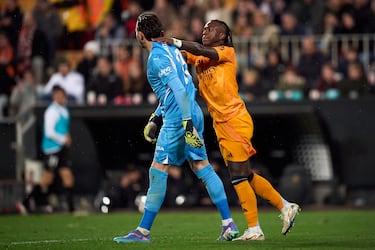 El jugador brasileño de Real Madrid se revolvió y agredió al portero. Una acción que le costó la expulsión.