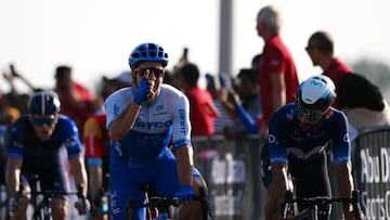 El ciclista neerlandés Dylan Groenewegen celebra su victoria por delante de Fernando Gaviria en la quinta etapa del UAE Tour.