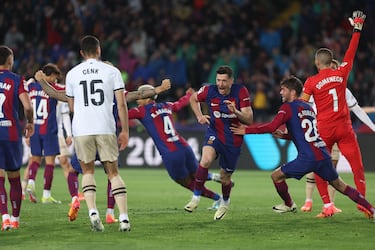 3-2. Robert Lewandowski celebra el tercer tanto que marca en el minuto 81 de partido, segundo de su cuenta particular.