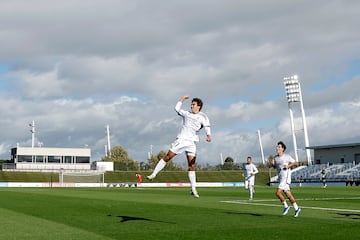Gonzalo celebra su gol sobre el césped del Di Stéfano.