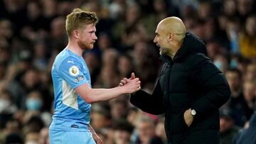 De Bruyne y Guardiola, durante un partido.