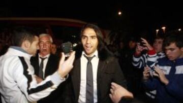 EXPECTACIÓN. Falcao fue uno de los más aclamados en la llegada a Granada, donde unos 300 aficionados recibieron al Atlético.