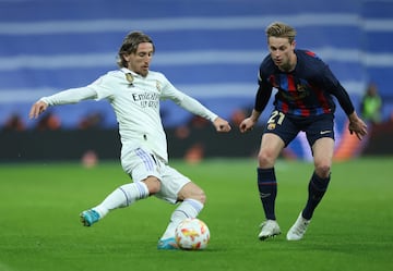 Modric controla la pelota ante Frenkie de Jong.