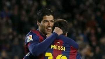 Luis Suárez se abraza a Messi tras marcar.