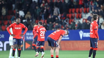 Los jugadores de Osasuna, cabizbajos, tras la derrota ante el Getafe.