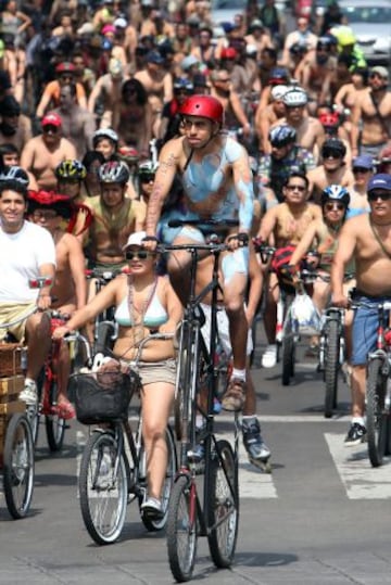 Varios centenares de ciclistas se pasean desnudos, muchos con los cuerpos pintados, por varias calles de la capital mexicana para protestar por el uso excesivo de combustibles fósiles y en favor del transporte en bicicleta. Esta es la octava edición de una protesta que se celebra en México desde 2006, como parte del movimiento internacional World Naked Bike Ride (carrera mundial de bicicletas desnudas) que surgió en Vancouver (Canadá) en el año 2004