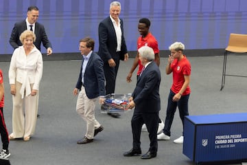 El alcalde de Madrid, José Luis Martínez-Almeida y el presidente del Atlético de Madrid, Enrique Cerezo, transportan la 'caja del tiempo'.