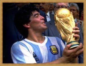 Tras ganar la final ante Alemania, Argentina se consagraría campeón de México 86'. En la imagen, el capitán de la albiceleste, Diego Armando Maradona levantando el trofeo.