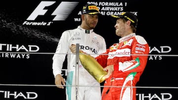 Lewis Hamilton y Sebastian Vettel en el podio de Abu Dhabi.