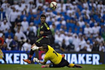 Vela define el tercero al picotear la pelota sobre la salida de Hernández.