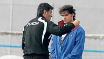 Míchel da indicaciones a Pedro León.