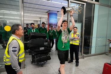 Cientos de personas reciben al Unicaja en el aeropuerto de madrugada