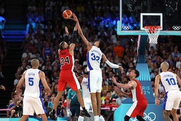 Victor Wembanyama tapona a Dillon Brooks durante el partido de cuartos de final entre Francia y Canadá de los Juegos Olímpicos de París 2024.