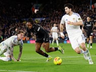 Soccer Football - Premier League - Leeds United v Manchester City - Elland Road, Leeds, Britain - February 28, 2026 Manchester City's Antoine Semenyo in action with Leeds United's Joe Rodon and Pascal Struijk Action Images via Reuters/Jason Cairnduff EDITORIAL USE ONLY. NO USE WITH UNAUTHORIZED AUDIO, VIDEO, DATA, FIXTURE LISTS, CLUB/LEAGUE LOGOS OR 'LIVE' SERVICES. ONLINE IN-MATCH USE LIMITED TO 120 IMAGES, NO VIDEO EMULATION. NO USE IN BETTING, GAMES OR SINGLE CLUB/LEAGUE/PLAYER PUBLICATIONS. PLEASE CONTACT YOUR ACCOUNT REPRESENTATIVE FOR FURTHER DETAILS..
