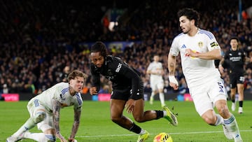 Soccer Football - Premier League - Leeds United v Manchester City - Elland Road, Leeds, Britain - February 28, 2026 Manchester City's Antoine Semenyo in action with Leeds United's Joe Rodon and Pascal Struijk Action Images via Reuters/Jason Cairnduff EDITORIAL USE ONLY. NO USE WITH UNAUTHORIZED AUDIO, VIDEO, DATA, FIXTURE LISTS, CLUB/LEAGUE LOGOS OR 'LIVE' SERVICES. ONLINE IN-MATCH USE LIMITED TO 120 IMAGES, NO VIDEO EMULATION. NO USE IN BETTING, GAMES OR SINGLE CLUB/LEAGUE/PLAYER PUBLICATIONS. PLEASE CONTACT YOUR ACCOUNT REPRESENTATIVE FOR FURTHER DETAILS..