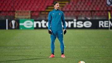 Ibrahimovic, en el calentamiento previo al partido contra el Estrella Roja.