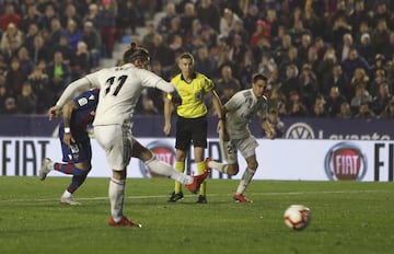 El jugador del Real Madrid, Bale, marca de penalti el definitivo 1-2.