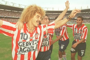 Carlos Valderrama enfrentó a Colo Colo en 1994 y lo eliminó en octavos de final, por penales.