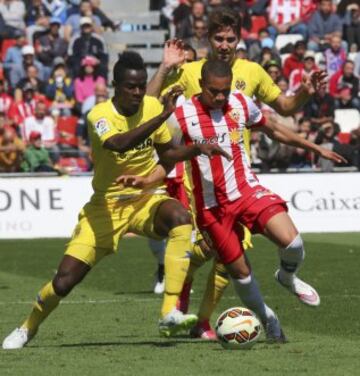 El jugador del Almeria Wellington Silva, disputa un balón con el jugador del Villarreal Eric Bailly