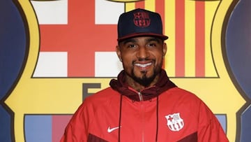 Kevin - Prince Boateng posando muy sonriente y haciendo la se&ntilde;al de ok durante su presentaci&oacute;n con el FC Barcelona.