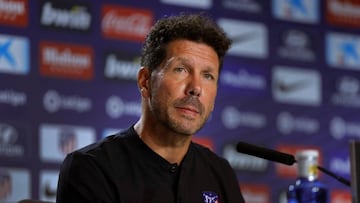 GRAF7197 MADRID, 17/8/2019.- El entrenador argentino del Atl&eacute;tico de Madrid, Diego Pablo Simeone, durante la rueda de prensa que ofreci&oacute; tras el entrenamiento del equipo en el Wanda Metropolitano para preparar el partido de liga que disputan