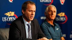 Patrick McEnroe habla junto a Jos&eacute; &#039;Pepe&#039; Higueras durante una rueda de prensa en el US Open 2010.