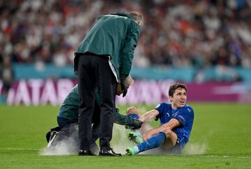 Federico Chiesa atentido por los servicios médicos de la selección de Italia.