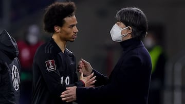 L&ouml;w y San&eacute;, durante el partido ante Islandia.