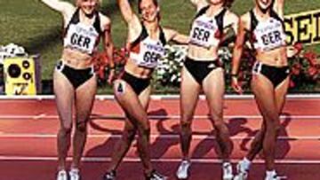 EN BLANCO Y NEGRO. Las chicas del 4x100 alemán posan tras su segundo puesto.