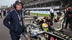 Emerson Fittipaldi junto al monoplaza de su nieto Pietro en México.