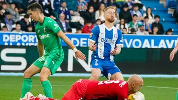 VITORIA, 30/11/2024.- El portero serbio del Leganés, Marko Dmitrovic, efectúa una parada ante el delantero del Alavés Carlos Vicente (detrás) durante el partido de LaLiga disputado este sábado en el estadio de Mendizorroza. EFE/ L. Rico