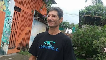 Kurt Van Dyke sonriendo con una camiseta negra O'Neill