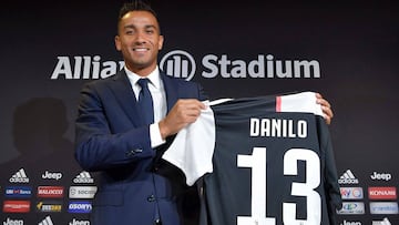 Danilo en su presentaci&oacute;n con la Juventus