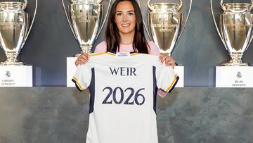 Caroline Weir posa con la camiseta del Real Madrid tras su renovación hasta 2026.