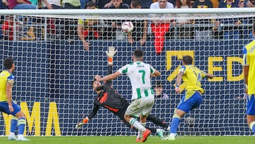David Gil en un partido con el Cádiz.