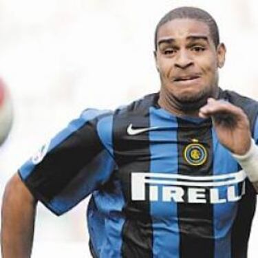 Adriano parecía estar destinado a ser uno de los mejores jugadores en la historia de Brasil. Sin embargo, el alcoholismo y las malas amistades fueron las causas por las que no llegó a ser lo que se esperaba. Tras su retiro perdió todo lo que tenía y volvió a sus orígenes: las favelas.