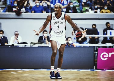 Estuvo en la reconstrucción de los Nets, estuvo en los Raptors después del título… Lo bueno le ha tocado de cerca y ahora le toca reinventarse. Han sido seis cursos en la NBA para este alero zurdo con problemas en el tiro pero con habilidad para fabricar jugadas. Aporta en lo defensivo, además. No le ha valido para quedarse tras un último servicio en Portland. Le ha rescatado el Besiktas turco, que este año juega la Champions League que promueve la FIBA. En el equipo tiene competencia estadounidense con jugadores como Isaiah Whitehead o Jordan Bone. Tiene 26, tiempo de sobra para reconducirse y volver a la NBA, pero antes debe brillar en Turquía. 