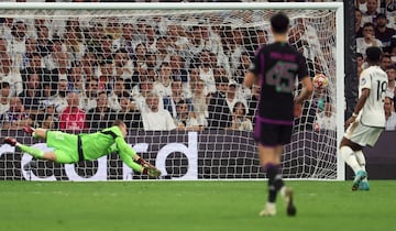 El jugador canadiense recibe en la banda derecha, encara a Antonio Rüdiger, traza la diagonal hacia dentro y dispara al palo largo de Andriy Lunin. Imparable para el guardameta ucraniano.