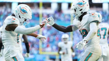 MIAMI GARDENS, FLORIDA - NOVEMBER 09: De'Von Achane #28 of the Miami Dolphins celebrates a touchdown against the Buffalo Bills with teammate Jaylen Waddle #17 during the fourth quarter in the game at Hard Rock Stadium on November 09, 2025 in Miami Gardens, Florida. Rich Storry/Getty Images/AFP (Photo by Rich Storry / GETTY IMAGES NORTH AMERICA / Getty Images via AFP)