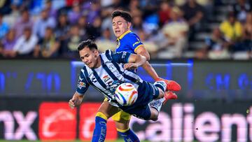 Pachuca's Argentine defender Sergio Barreto (L) and America's defender Ramon Juarez fight for the ball during the Mexican Clausura tournament quarterfinal first leg football match between Pachuca and America at the Hidalgo stadium in Pachuca, Hidalgo State, Mexico, on May 8, 2024. (Photo by Victor CRUZ / AFP)