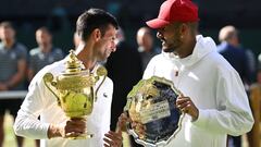 Novak Djokovic posa con Nick Kyrgios y sus trofeos.