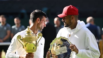 Novak Djokovic posa con Nick Kyrgios y sus trofeos.