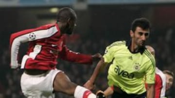 <b>ASEDIO.</b> El Fenerbahce turco, dirigido por el español Luis Aragonés, sobrevivió al asedio del Arsenal y salvó un punto al empatar a cero en Londres.