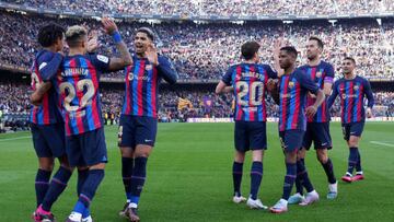 Los jugadores del Barcelona celebran el gol, a la postre de la victoria, ante el Valencia.