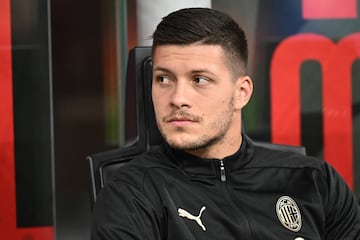 Jovic observa un partido del Milan desde el banquillo.